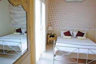 Golden Sun Studios & Apartments